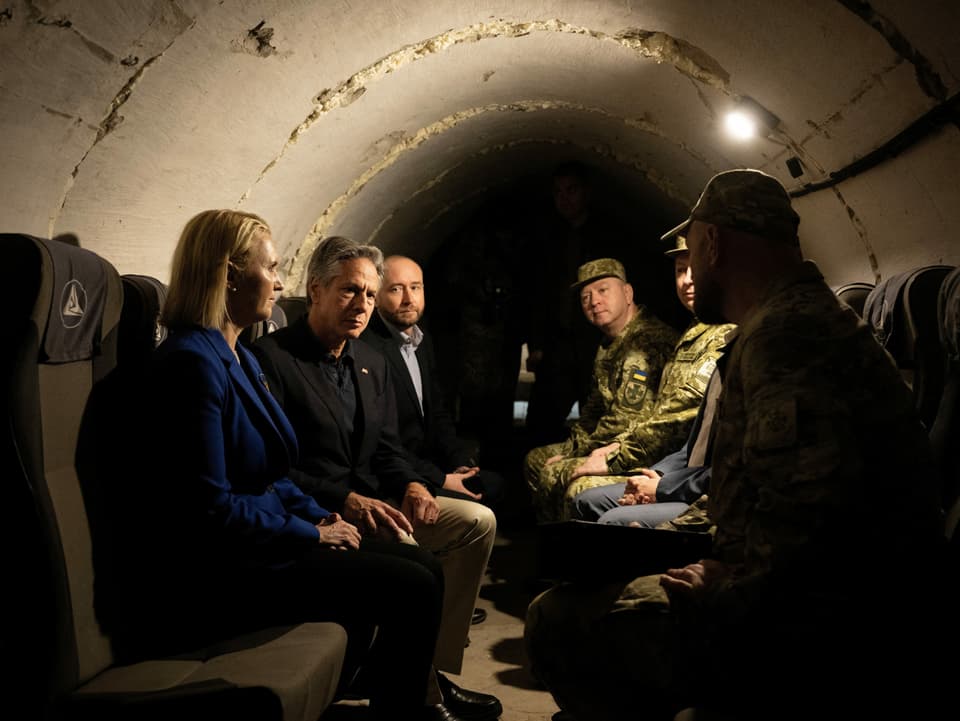 Blinken sitzt mit weiteren Personen in einem Bunker.