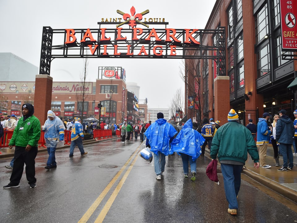 Trotz garstigen Wetterbedingungen strömten die Fans in Scharen ins «Busch Stadium» in St. Louis, wo normalerweise Baseball gespielt wird.