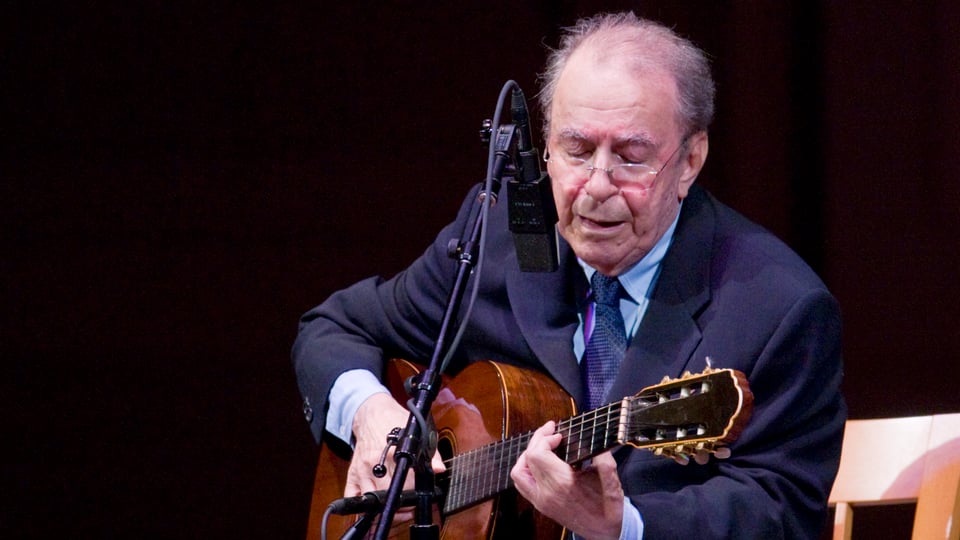 João Gilberto spielt Gitarre.