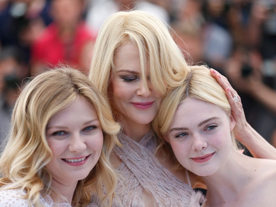 Drei Blonde Frauen posieren gemeinsam für die Kamera.