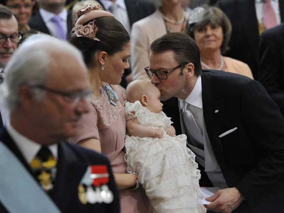 Prinz Daniel küsst seine Tochter Estelle auf die Stirn