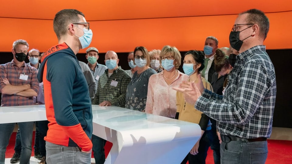 Sportkommentator Marco Felder (links) mit den Besucherinnen und Besuchern der Bürgergemeinde Etziken SO