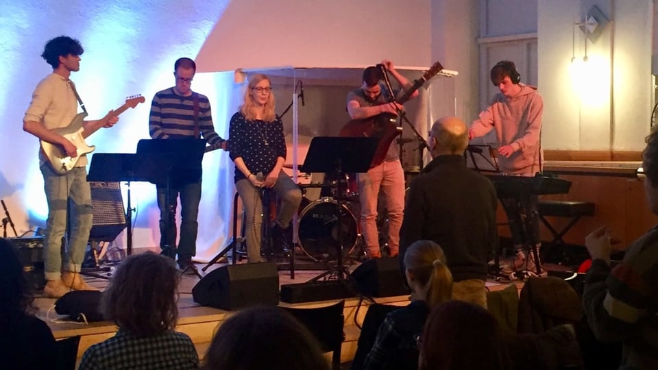 Junge EVPler spielen Musik