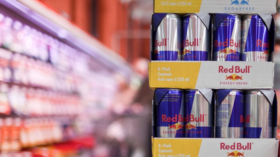 Red-Bull-Büchsen aufeinander gestapelt im Verkauf.