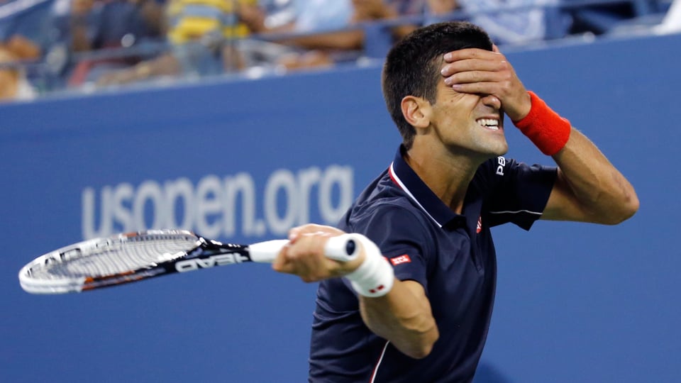 Novak Djokovic hält sich die Augen zu