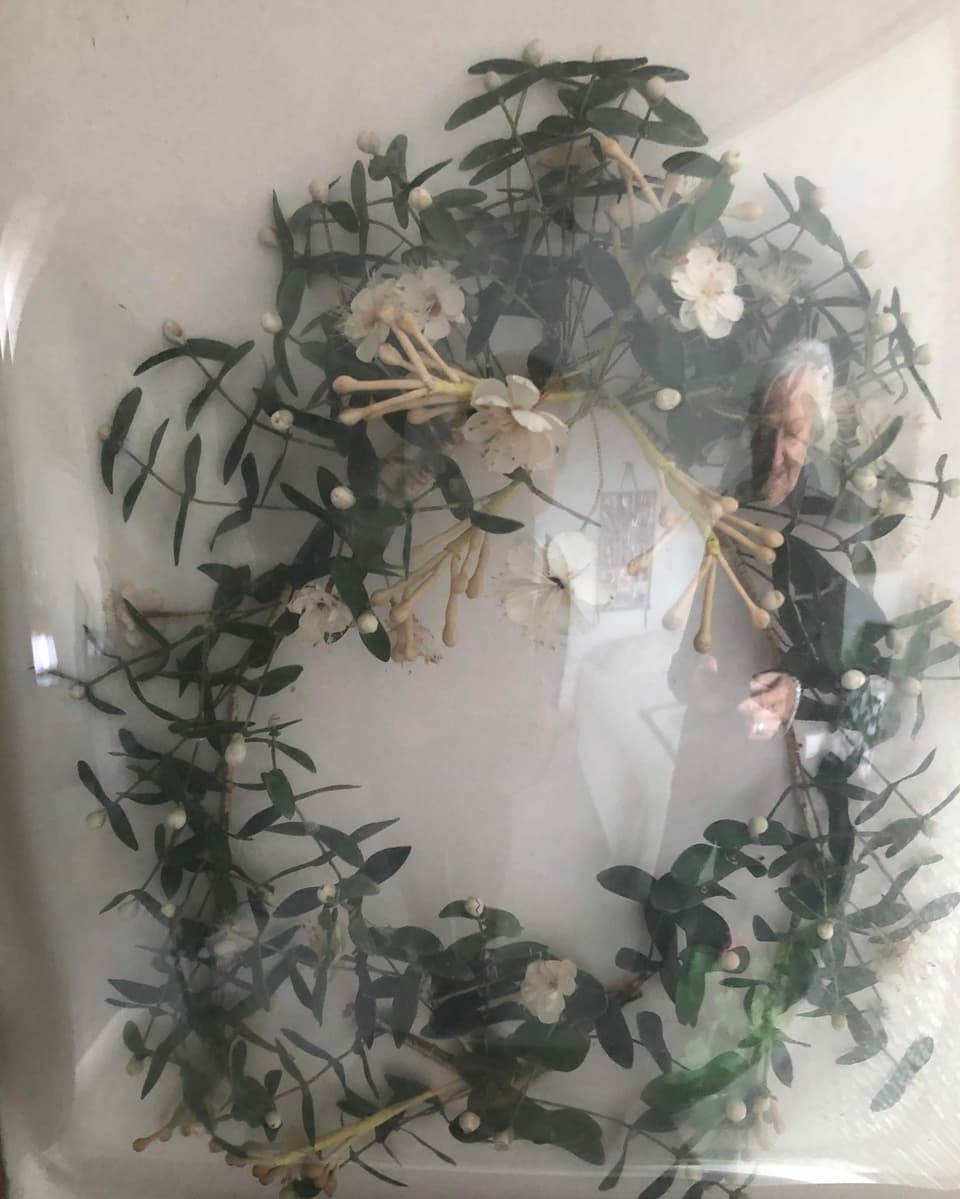 Ein Brautkranz mit Blätter und Blumen.