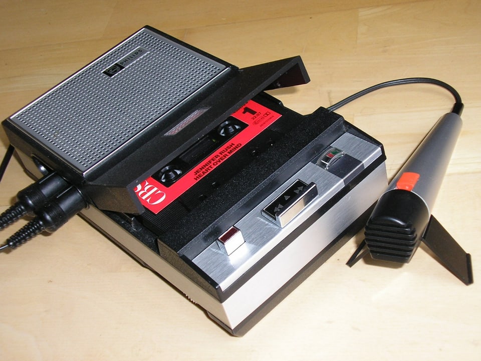 Ein alter Kassettenrekorder mit Mikrofon auf dem Tisch