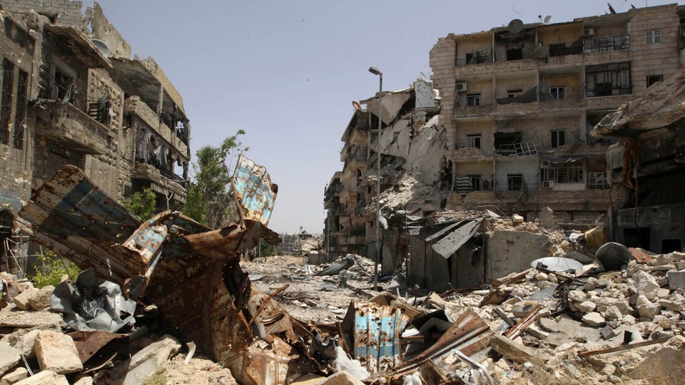 Zerstörte Strasse und Häuser im Bezirk Karm al-Jabal der syrischen Stadt Aleppo.