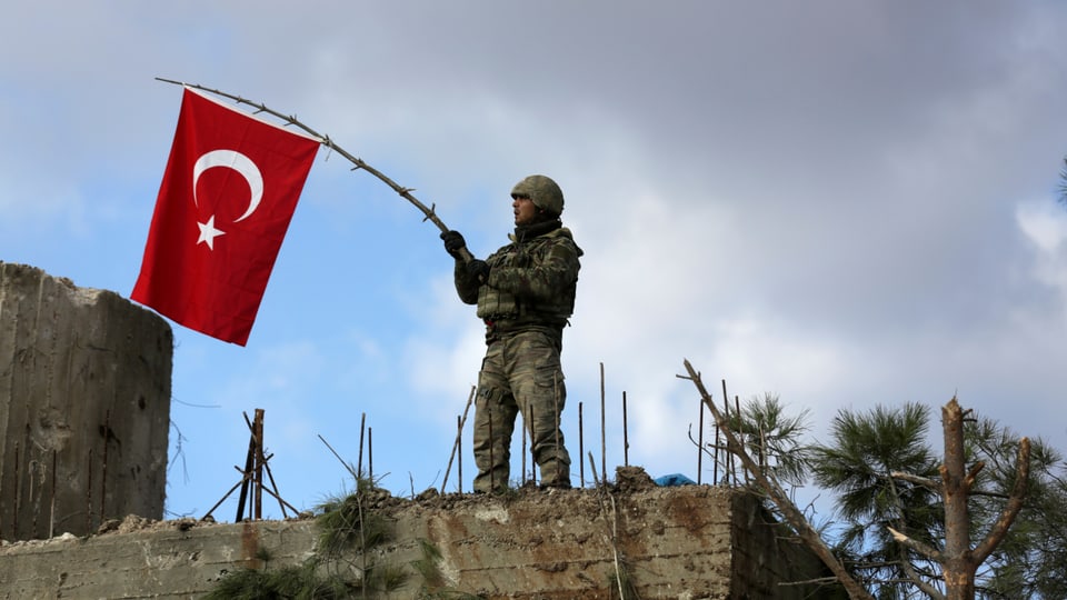 Türkischer Soldat mit Türkei-Flagge.