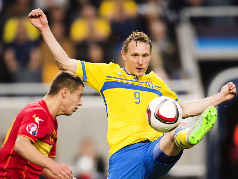 Kim Källström bei einem Länderspiel in Aktion.