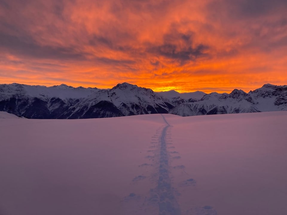 Bei der vorbüro-Skitour wunderschöne Morgenrotstimmung über dem Unterengadin. 