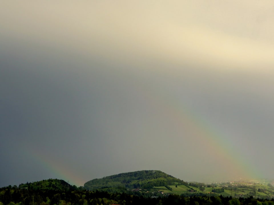 zwei Regenbogen am Horizont