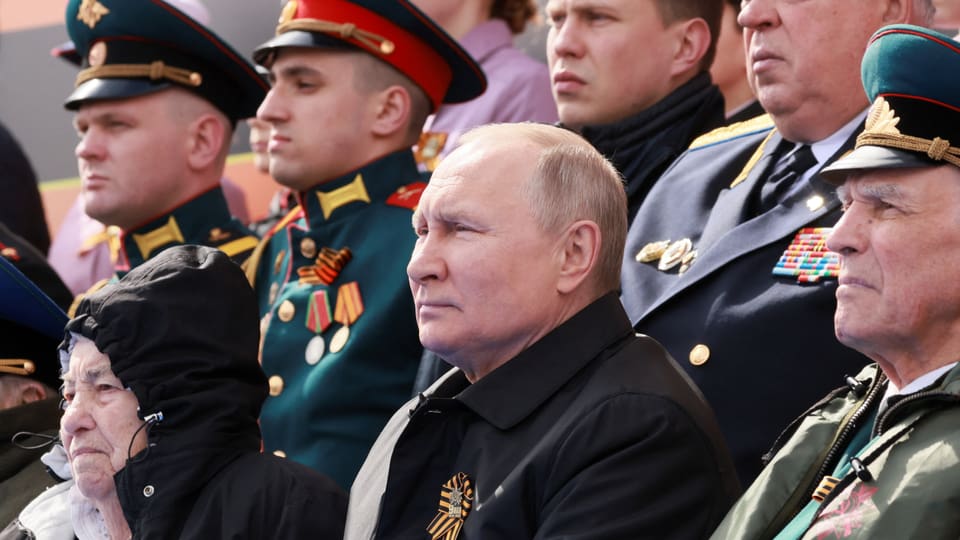 Putin inmitten von Militärs.