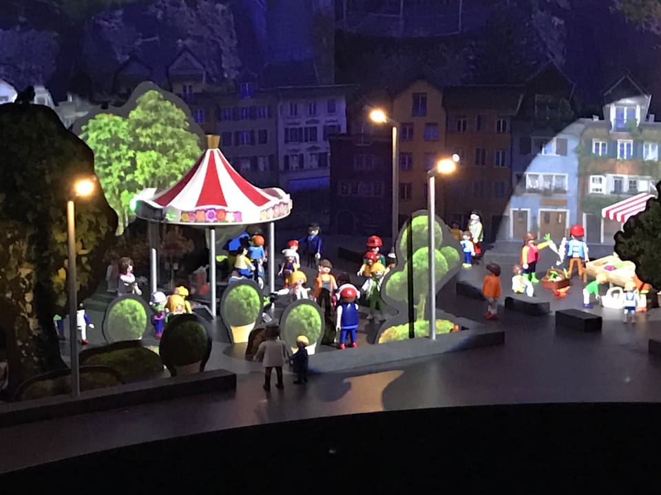 Playmobil-Figuren auf dem Karusell