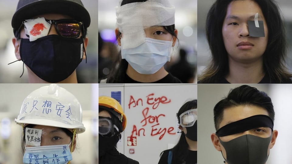 Demonstranten mit Augenbinde.
