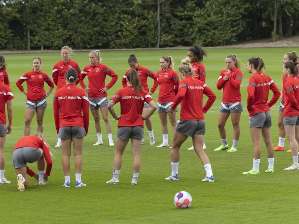 Hier noch in Leeds Die Spielerinnen versammeln sich auf dem Rasen zum Training.