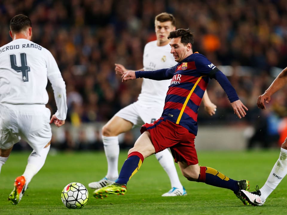 Messi dribbelt sich gegen drei Gegenspieler durch.