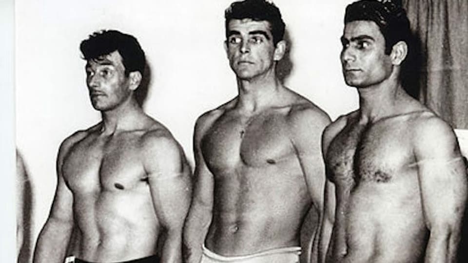 Drei junge, männliche Bodybuilder im Jahr 1953