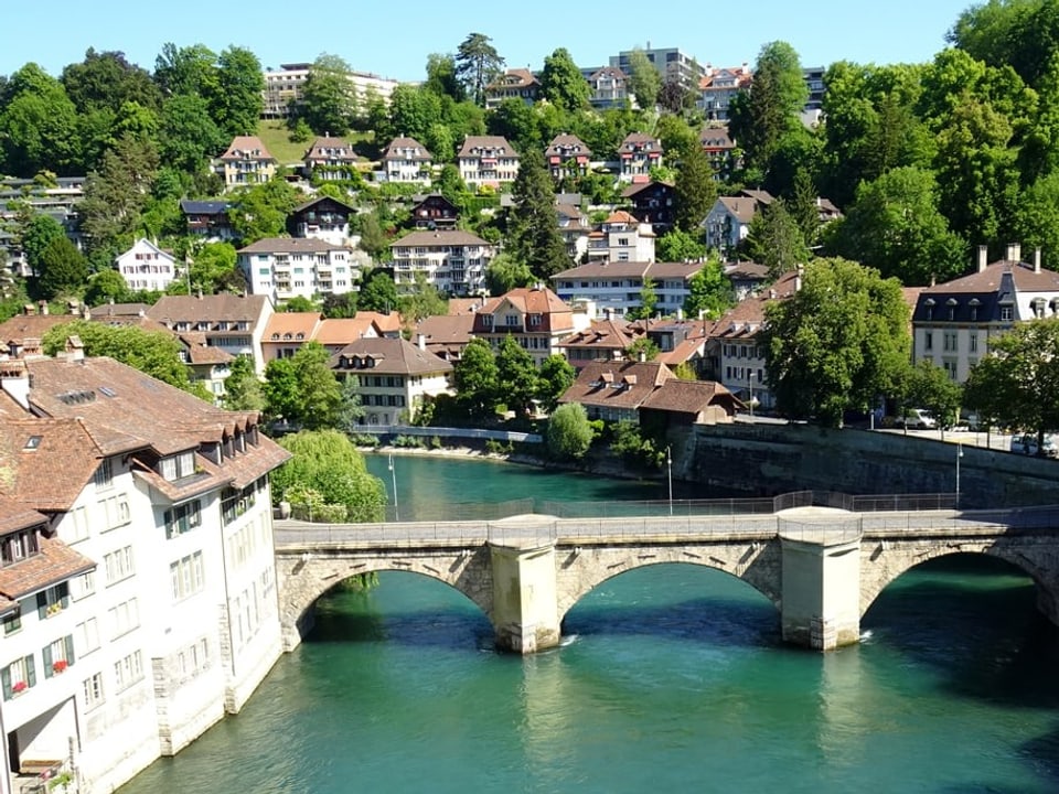 Blauer Himmel über Bern und der Aare.