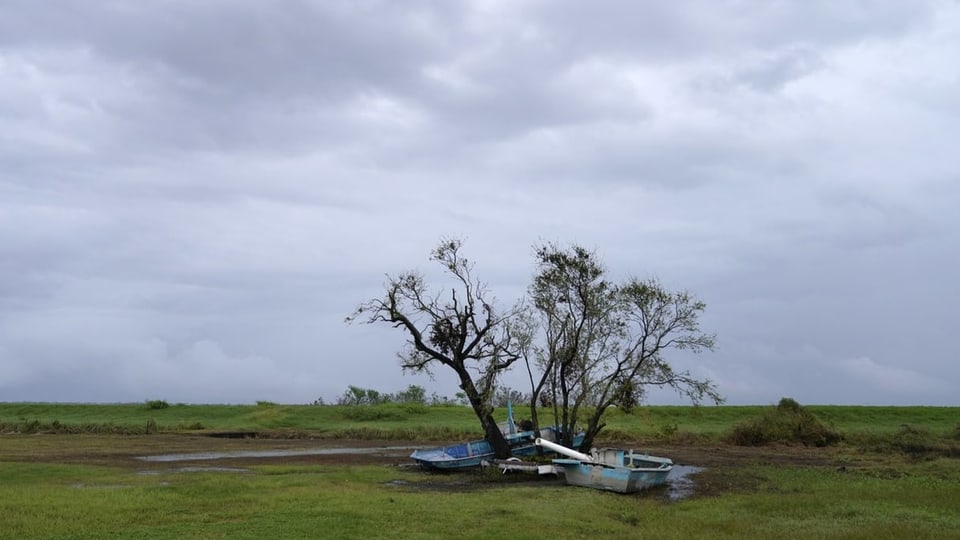 Zerstörtes Boot auf dem Land nach dem Hurrikan Ida.