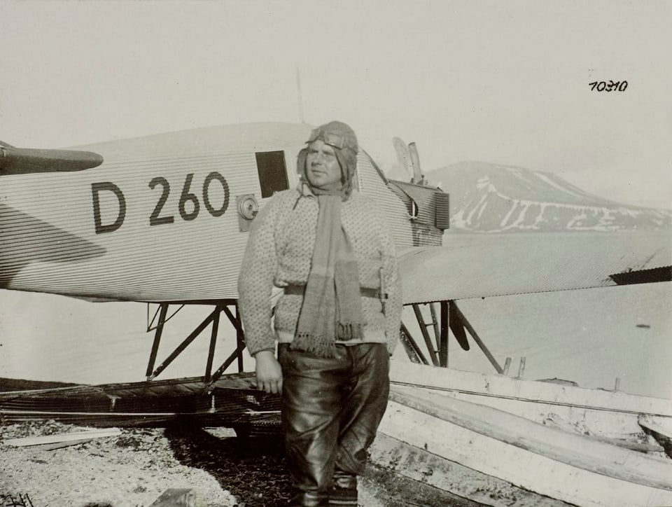 Pilot Arthur Neumann auf Polarexpedition, 1923 steht er vor der F 13 auf Spitzbergen.