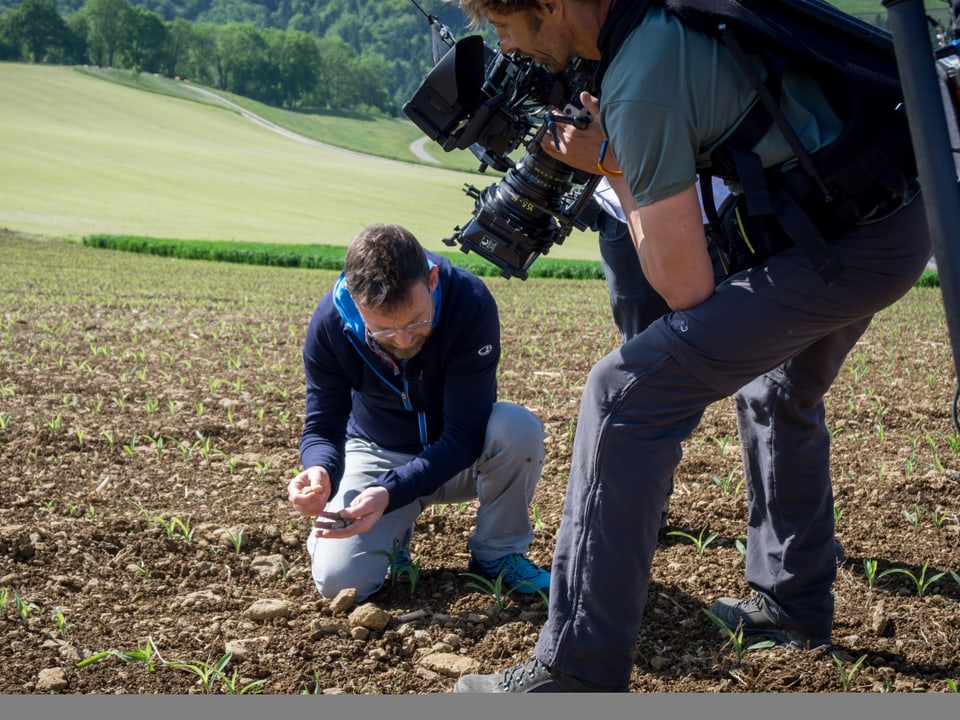 Nik Hartmann und Kameramann Pierre Reischer schauen genau, was dieser Boden alles hergibt. 