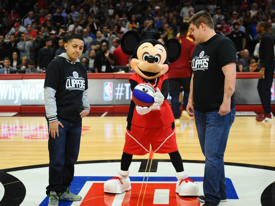 Mickey Mouse an einem Basketballspiel