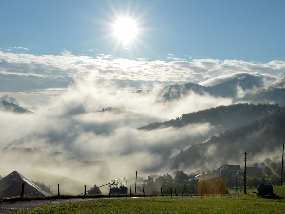 Der Nebel aus dem Mittelland schwappt nach Norden herüber. Im Tal liegt das Dorf Reigoldswil.