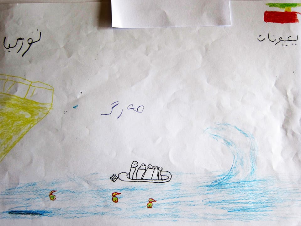 Zeichnung eines kleinen Schlauchboots auf dem Meer mit Flüchtlingen drin.