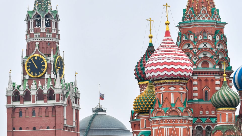 Blick auf die Zwiebeldächer des Kreml in Moskau