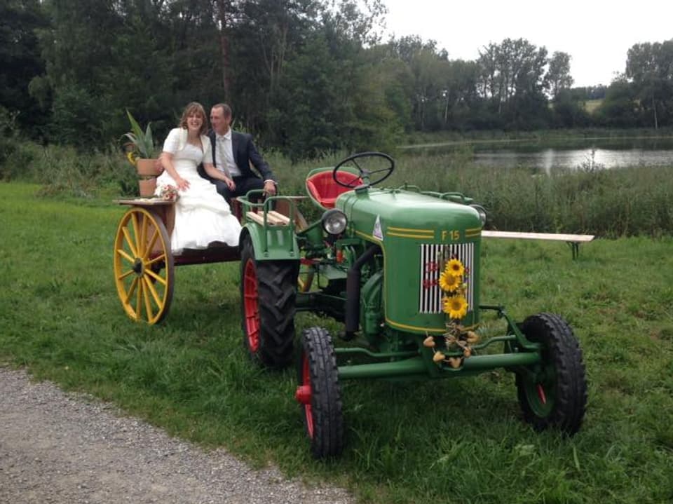 Hochzeitspaar auf Traktor-Anhänger
