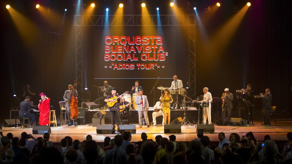 Das Ensemble des «Buena Vista Social Club» performt auf einer Konzertbühne.