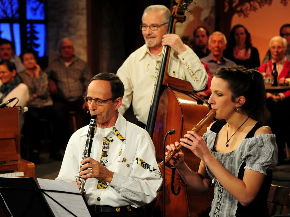 Kapelle Wallimann-Gerig musizieren, im Bild: Edy Wallimann, Hermann Michel und Heidi Durrer