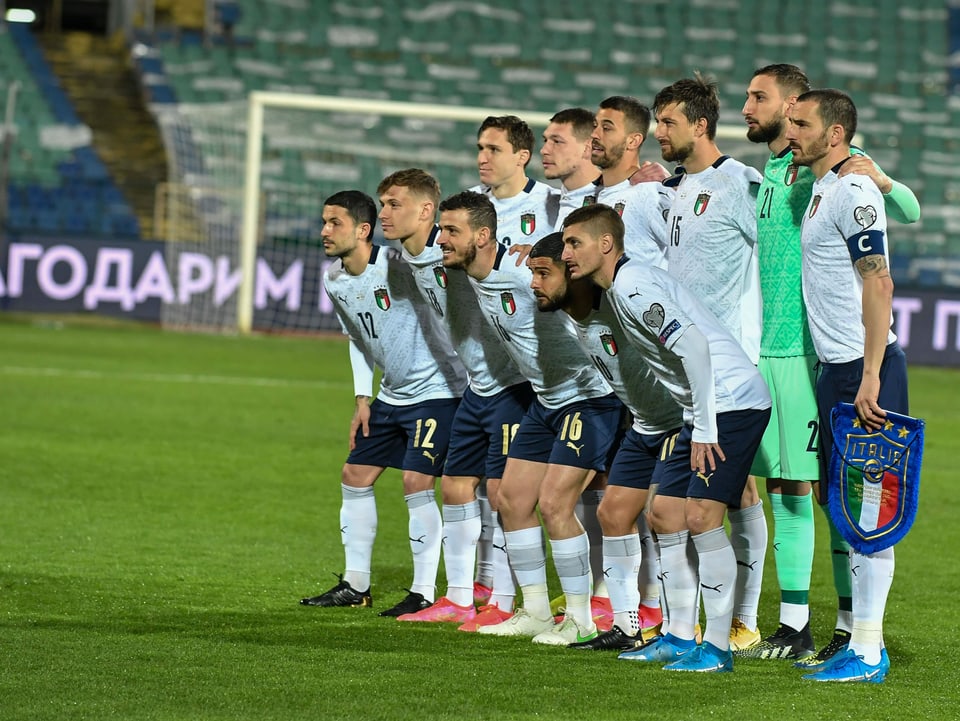 7 Spieler haben sich infiziert Die italienische Nationalmannschaft, hier beim WM-Qualispiel in Bulgarien.