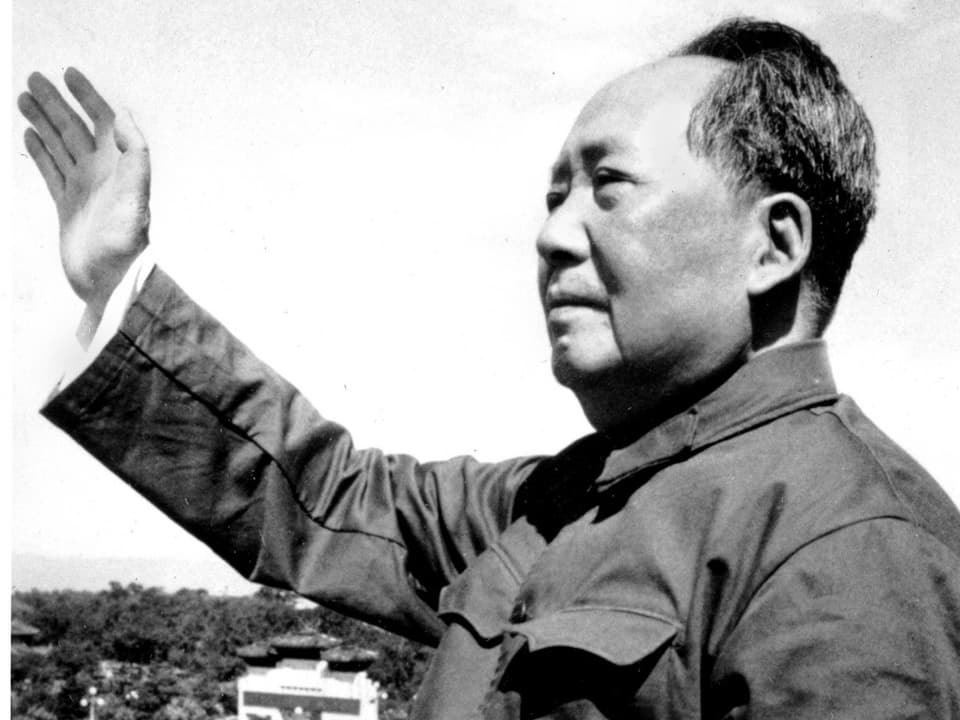 Mao winkt 1966 seinen Parteimitgliedern zu.