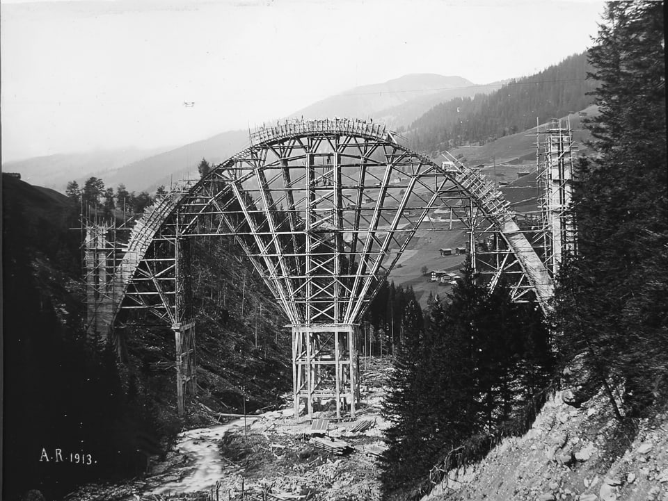 Das Foto zeigt das Lehrgerüst des Langwieserviadukts im Bau. Die Strecke von Chur nach Arosa wurde im Jahr 1914 eröffnet.