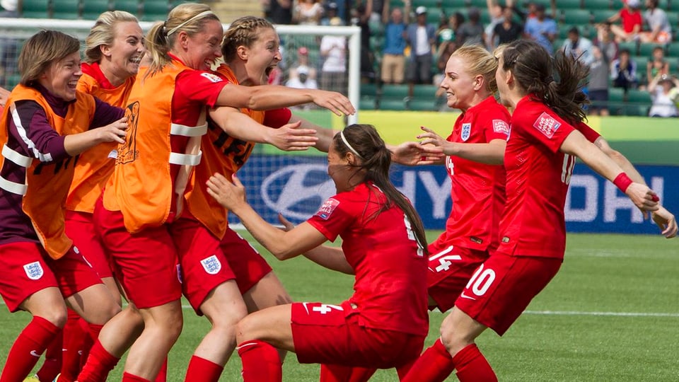 Englands Spielerinnen jubeln über das 1:0.