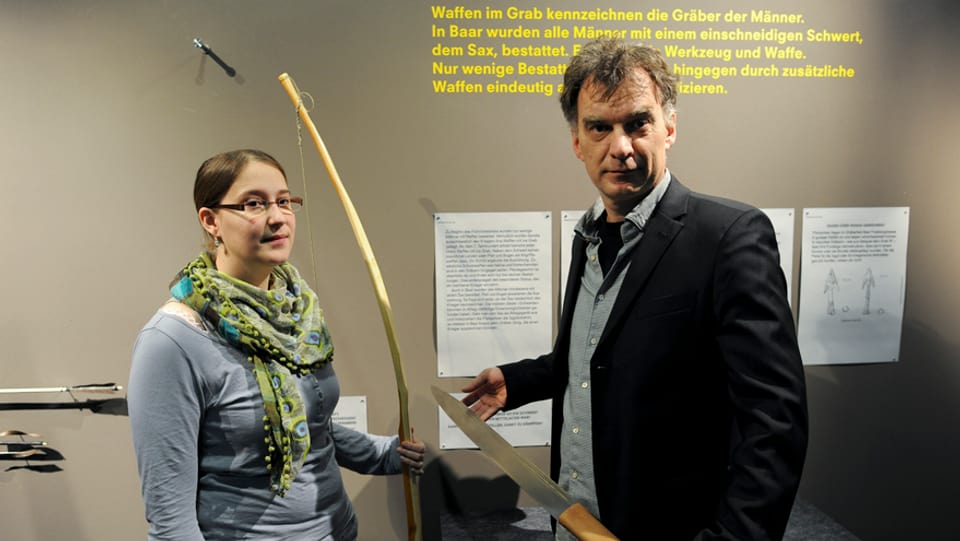 Projektleiterin Ursula Steinhauser und Museumsleiter Ulrich Eberli mit nachgebauten Fundgegenständen.