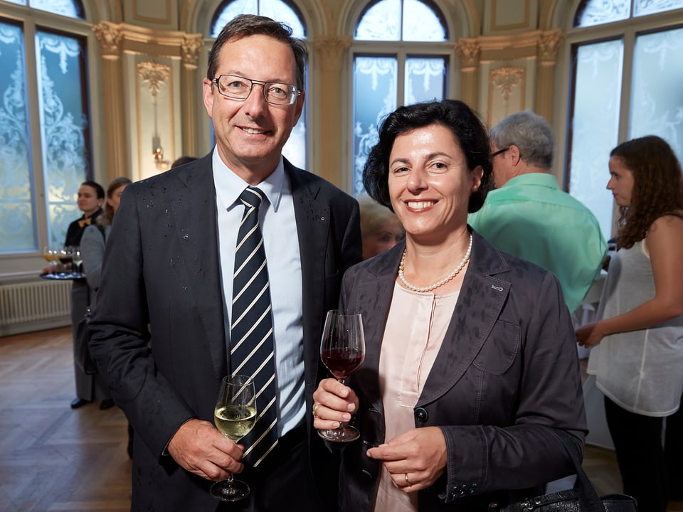 Auch der Schwyzer Regierungsrat Josef Dittli und seine Frau Doris stossen auf den neuen «Tatort» an.