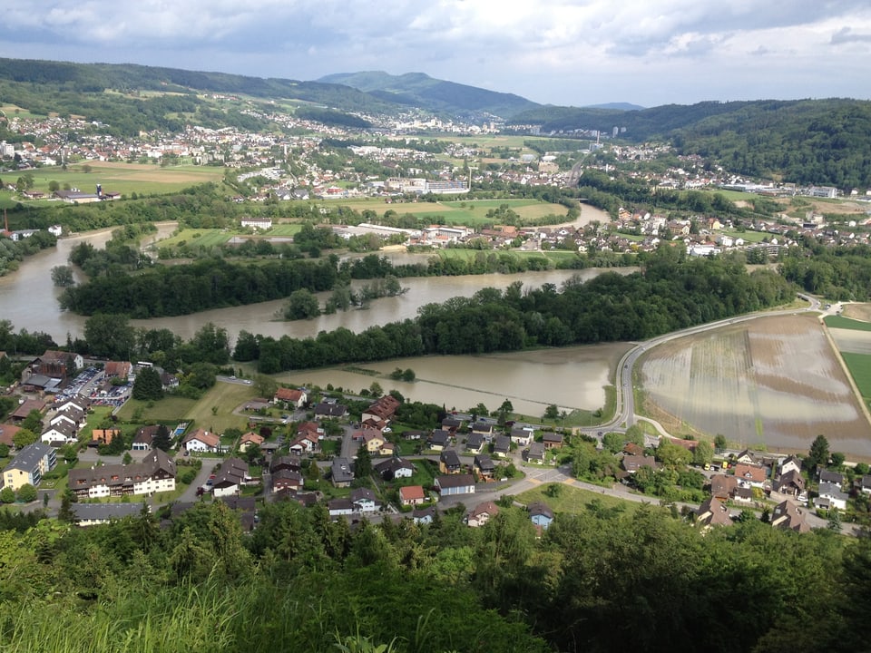 Hochwasser am Wasserschloss bei Brugg im Kanton Aargau, wo Aare, Reuss und Limmat zusammenfliessen (Luftaufnahme).