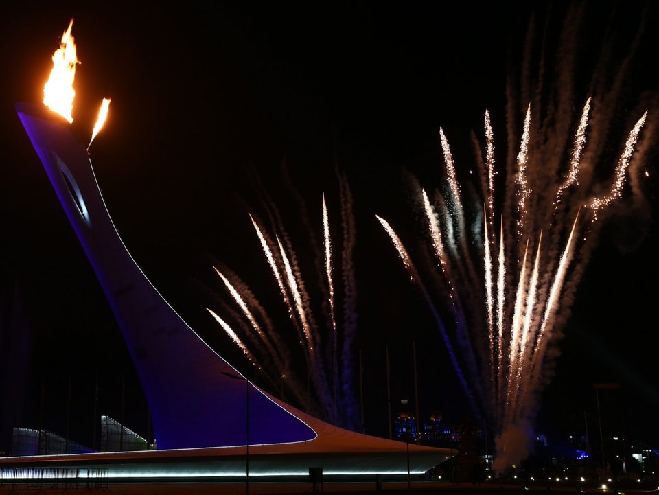 Die Olympische Flamme brennt im Olympic Park.