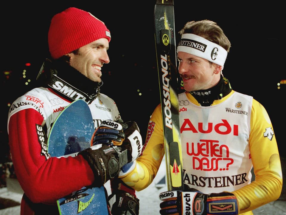 Snowboarder Peter Bauer begrüsst Skirennfahrer Michael von Grünigen.