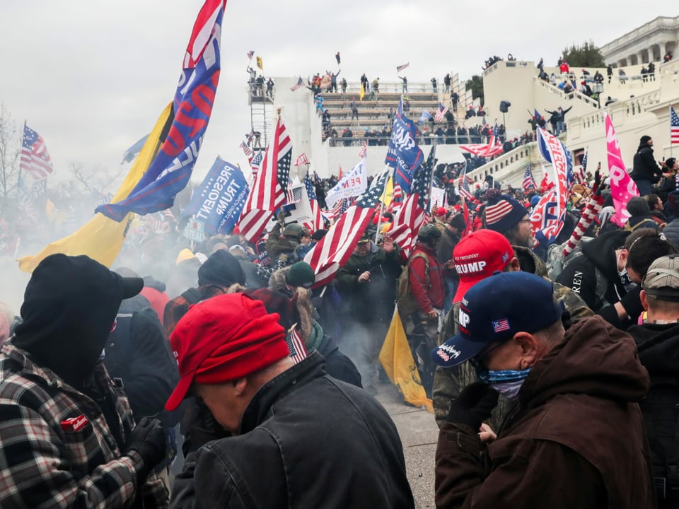 Protestierende mit USA-Flaggen vor dem Kapitol