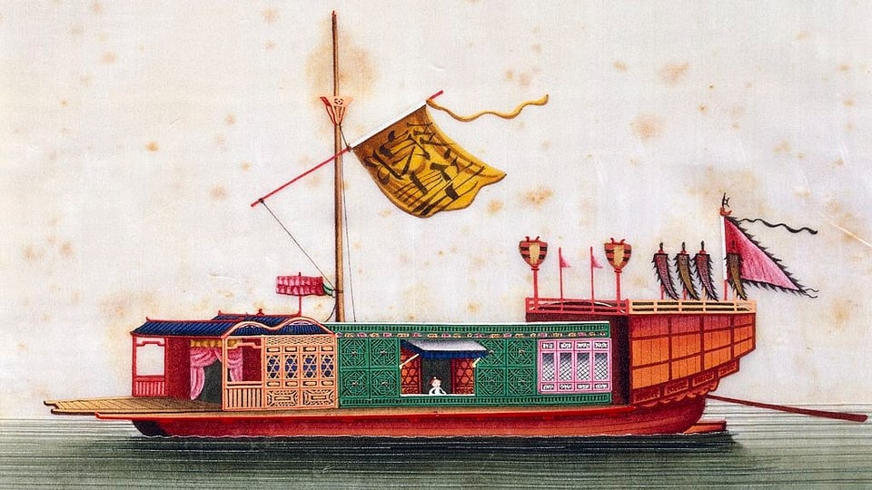 Ein traditionelles chinesisches Schiff mit Fahnen.