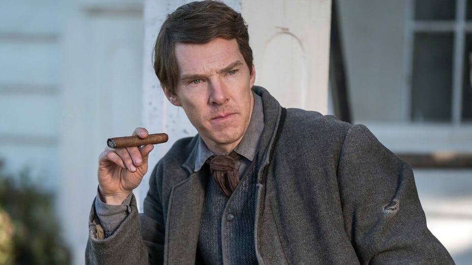 Benedict Cumberbatch raucht beim Dreh von «The Current War» eine Zigarre.