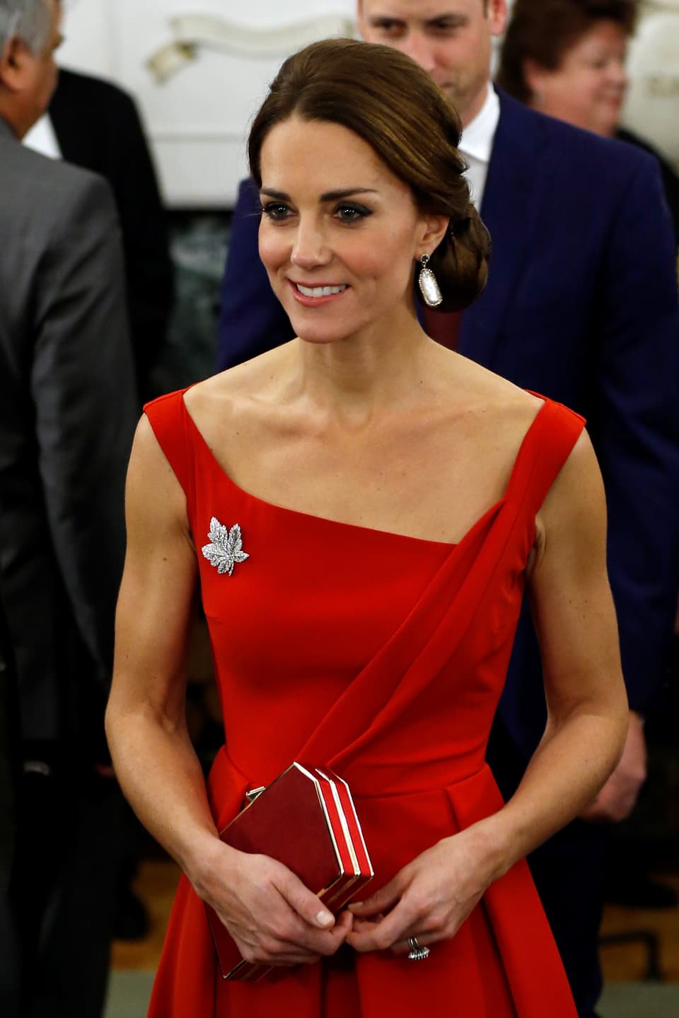 Kate im roten Kleid. 