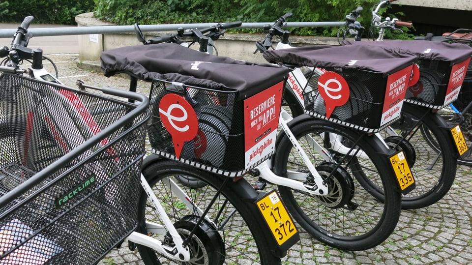 parkierte E-Bikes