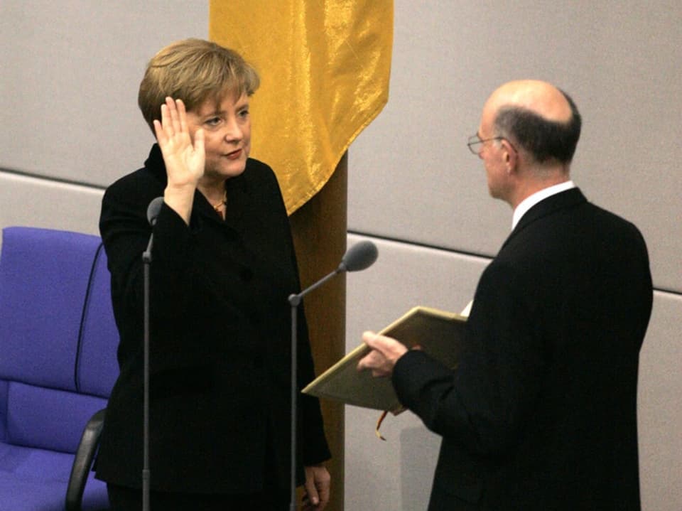 Angela Merkel legt ihren Eid ab.