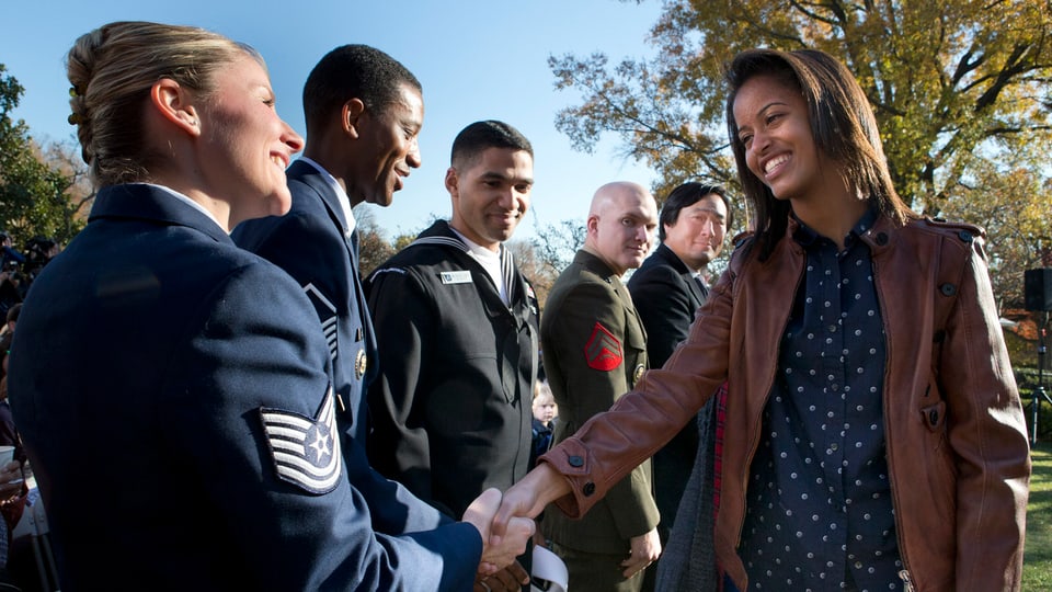 Militaristen grüssen Malia, Tochter von Obama, Braune Jacke