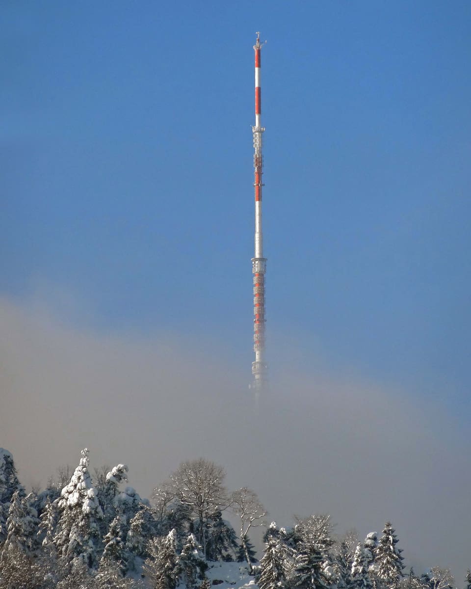 Ein Turm ragt aus dem Nebel, es sieht aus wie eine Raketenstart.